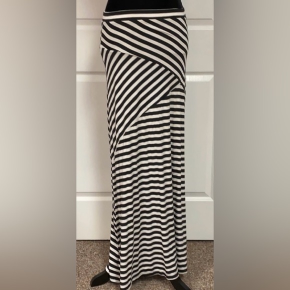 Ava & Grace stripe blk/ off wht skirt- medium. - Picture 1 of 8